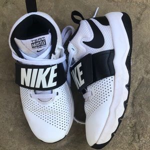 Kids Nike Team Hustle. Size 3.5Y